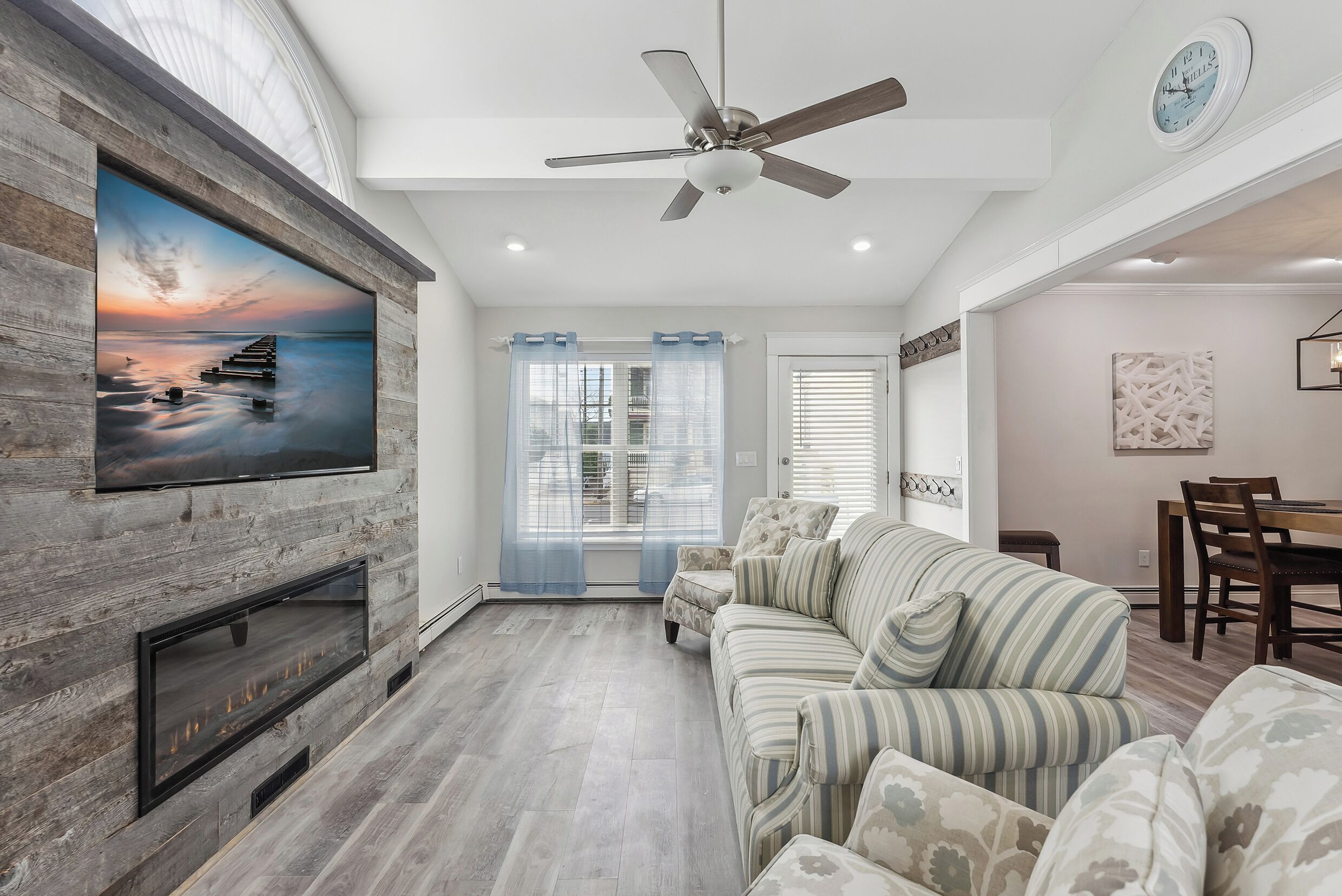 Smart TV, fireplace