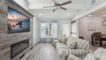 Smart TV, fireplace