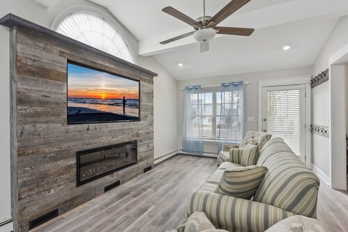 Newly remodeled Crocus by the Sea Side Cottage close to everything & first floor