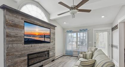 Newly remodeled Crocus by the Sea Side Cottage close to everything & first floor