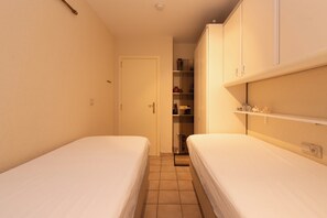 Departamento | 2 habitaciones y tabla de planchar con plancha