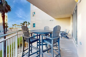 Outdoor dining - Beachview Condo with full kitchen, shared pool and beach access (Fort Walton Beach)