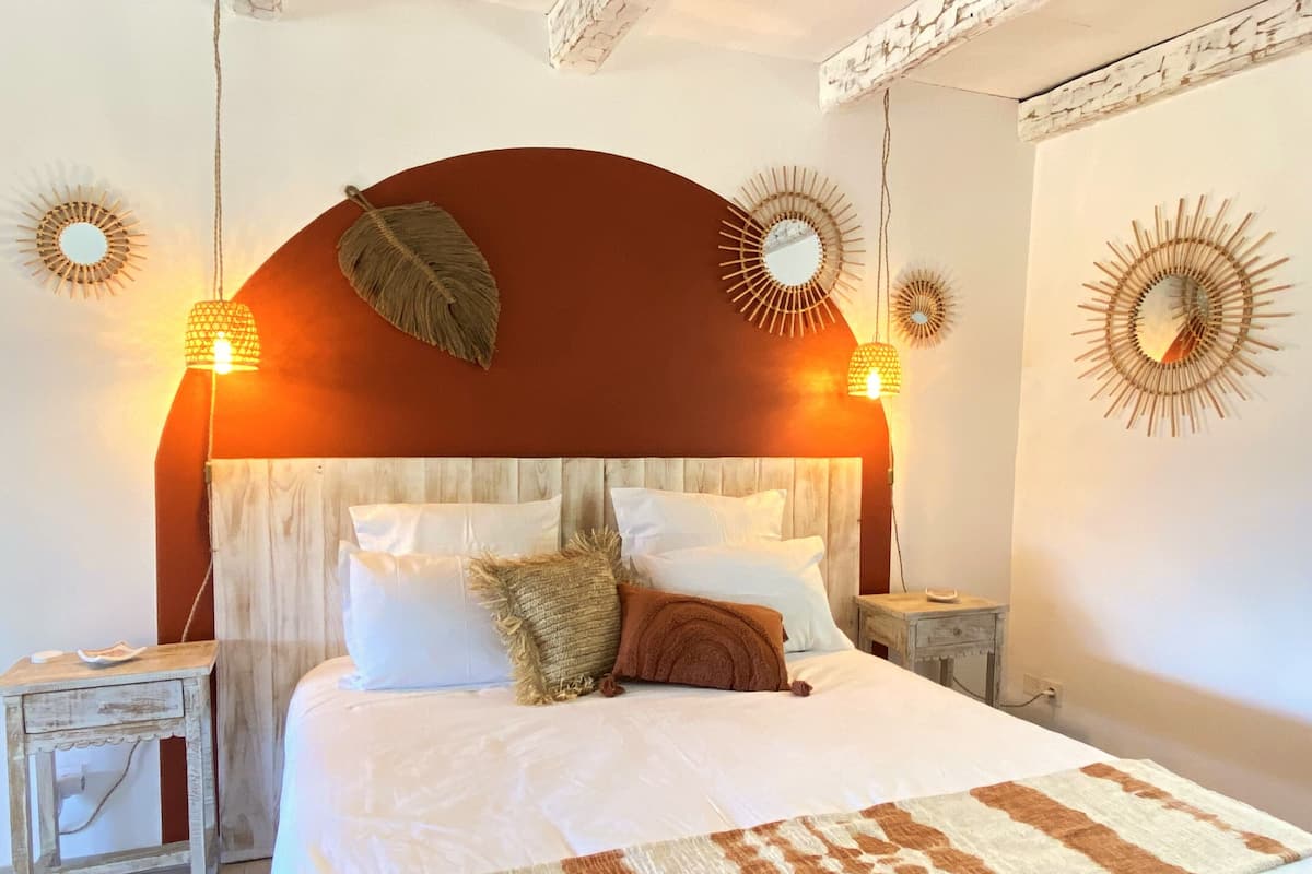 Habitación Deluxe, cocineta, vista al viñedo | 1 habitación, decoración personalizada y muebles diferentes