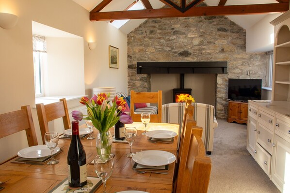 Dining - Ty'r Garreg - sleeps 7 guests in 4 bedrooms (Rhoscolyn)