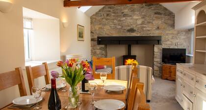 Ty'r Garreg - sleeps 7 guests in 4 bedrooms