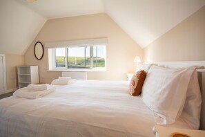 4 bedrooms, iron/ironing board, WiFi, bed sheets - Ty'r Garreg - sleeps 7 guests in 4 bedrooms (Rhoscolyn)