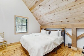 3 bedrooms, iron/ironing board, Internet, bed sheets - Elegant home w/ mountain views, trail to riverfront, hot tub, dog-friendly, bbq (Readsboro)