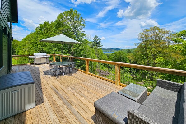 Outdoor dining - Elegant home w/ mountain views, trail to riverfront, hot tub, dog-friendly, bbq (Readsboro)