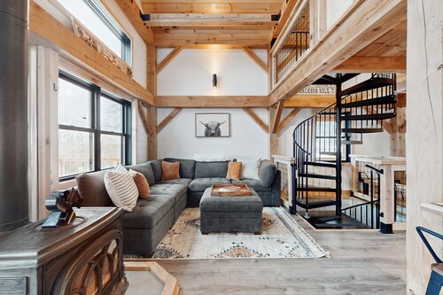 Elegant home w/ mountain views, trail to riverfront, hot tub, dog-friendly, bbq