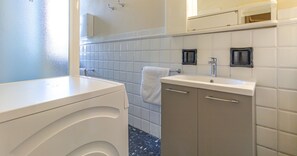 Douche, sèche-cheveux, bidet, serviettes fournies