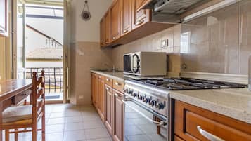 Frigorifero, microonde, forno, piano cottura