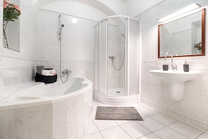 Separate bathtub and shower, deep-soaking bathtub, hair dryer, towels - 2 Bed Flat - Sleeps 6 - Pets - Wifi (Prague)