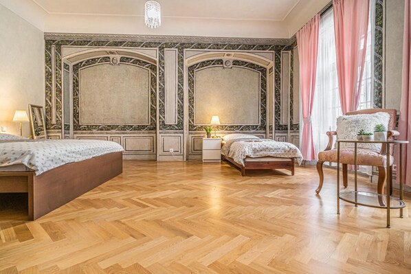 2 bedrooms, iron/ironing board, free WiFi, bed sheets - 2 Bed Flat - Sleeps 6 - Pets - Wifi (Prague)