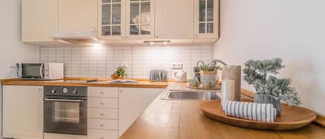 Apartamento | Cocina privada | Frigorífico, microondas, horno y placa de cocina