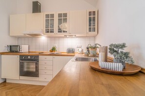 Apartment | Private kitchen | Fridge, microwave, oven, stovetop - 2 Bed Flat - Sleeps 6 - Pets - Wifi (Prague)