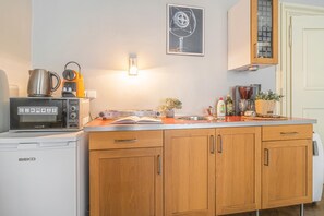 Appartement | Cuisine privée | Réfrigérateur, micro-ondes, plaque de cuisson, bouilloire électrique