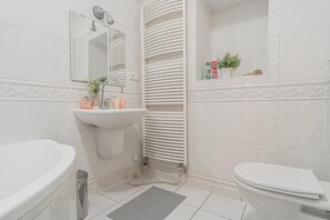 Appartement | Salle de bain | Baignoire relaxante profonde, sèche-cheveux, serviettes fournies