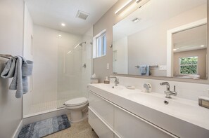 Doccia, asciugacapelli, asciugamani, sapone