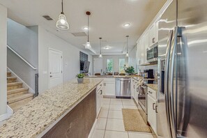 冷蔵庫、電子レンジ、オーブン、コンロ