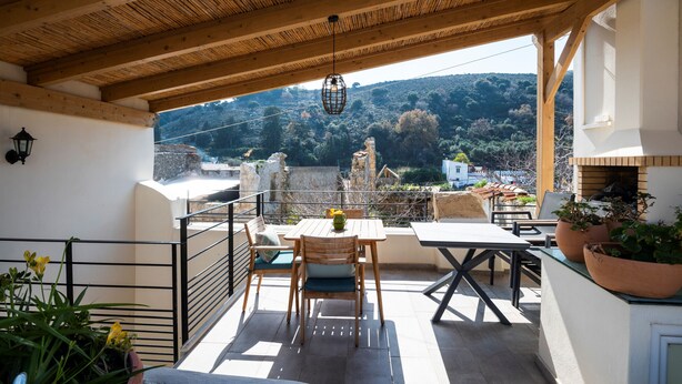 A wooden pergola-covered patio with a table and chairs, overlooking a mountainous landscape. - Golden Theros villa,Village Experiene in Maroulas (Maroulas)