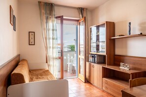 Appartement, 2 slaapkamers, balkon, uitzicht op oceaan | Woonkamer