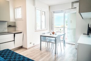 Apartment, 2 Bedrooms, Balcony, Ocean View | Dining room