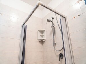 Studio, plusieurs chambres, balcon, vue sur la ville | Commodités de la salle de bain