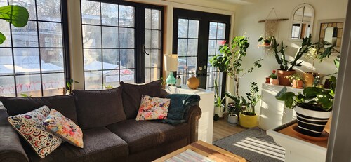 Charming 3-bedroom house in Toronto with AC, WiFi, fitness equipment