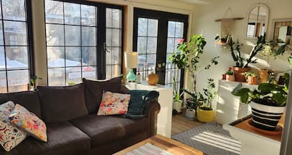 Charming 3-bedroom house in Toronto with AC, WiFi, fitness equipment