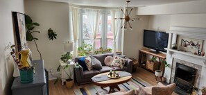 Living area - Charming 3-bedroom house in Toronto with AC, WiFi, fitness equipment (Toronto)