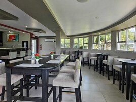 Café da manhã com pratos da culinária local grátis todos os dias