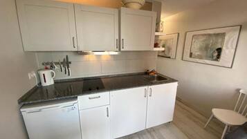 Apartament | Cuina privada | Frigorífic, microones, forn i placa de cuina