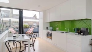 Fridge, microwave, oven, stovetop - Chic City Retreat by Borough Market (London)