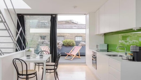 Réfrigérateur, micro-ondes, four, plaque de cuisson