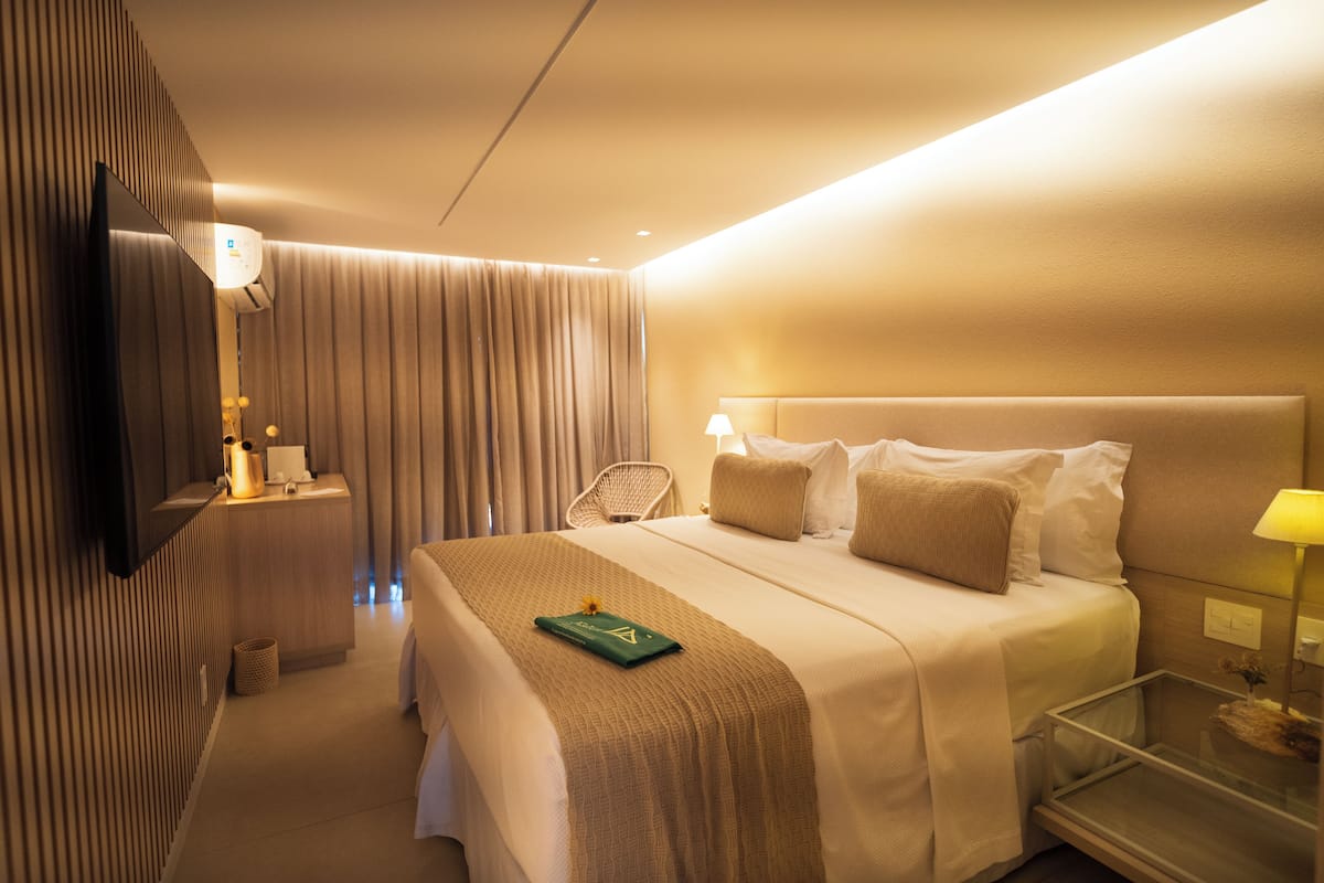 Phòng Suite Deluxe, 1 giường cỡ queen, ban công, quang cảnh một góc biển | 1 phòng ngủ, két bảo mật tại phòng, phòng cách âm 