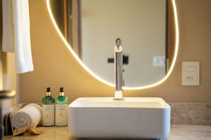 Deluxe suite, balkon, gedeeltelijk uitzicht op zee | Badkamer | Een douche, een haardroger, handdoeken, zeep