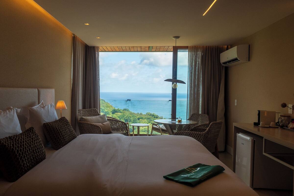 Phòng Suite Cao cấp, 1 giường cỡ queen, ban công, quang cảnh biển | 1 phòng ngủ, két bảo mật tại phòng, phòng cách âm 
