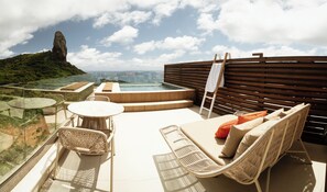 Luxury-Suite, 1 Queen-Bett, Balkon, Meerblick | Terrasse/Patio