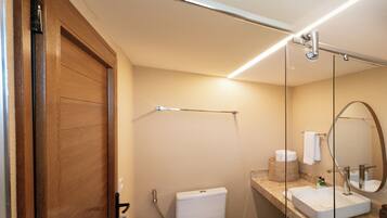 Suíte luxo, 1 cama Queen, sacada, vista parcial para o mar | Banheiro | Chuveiro, secador de cabelo, roupões de banho, toalhas de banho