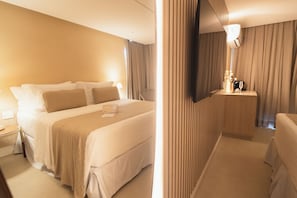 Deluxe suite, balkon, gedeeltelijk uitzicht op zee | 1 slaapkamer, een kluis op de kamer, een strijkplank/strijkijzer