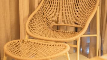 Suíte luxo, sacada, vista parcial para o mar | 1 quarto, cofres nos quartos, ferros/tábuas de passar roupa