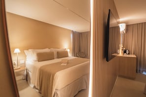 デラックス スイート クイーンベッド 1 台 バルコニー パーシャルシービュー | 1 室のベッドルーム、セーフティボックス (室内)、防音設備、アイロン / アイロン台
