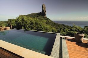 Una piscina al aire libre (de 08:00 a 20:00), tumbonas