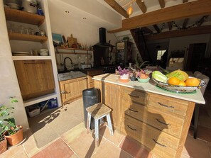 Fridge, oven, dishwasher, coffee/tea maker