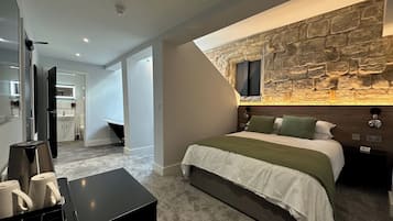 Double Room (Feature Kingsize Room) | Blackout drapes, iron/ironing board