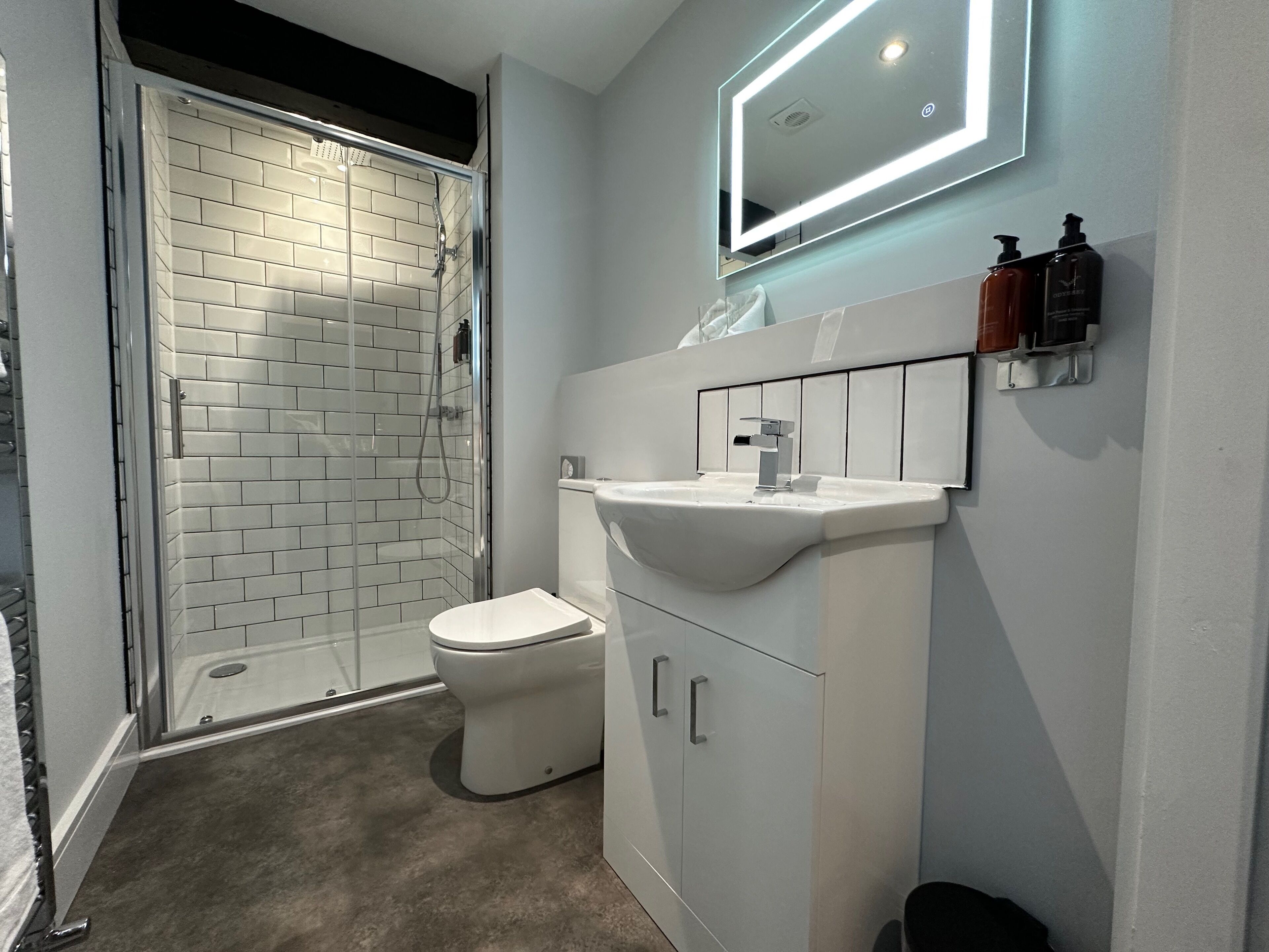 Cortinas blackout y tabla de planchar con plancha 