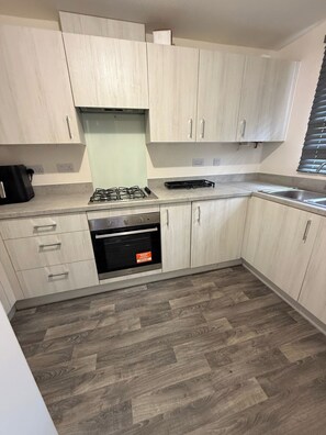 House | Private kitchen | Fridge, oven, stovetop, dishwasher - Central 2 Bed Home - Parking, Ev Point, Garden (Huddersfield)