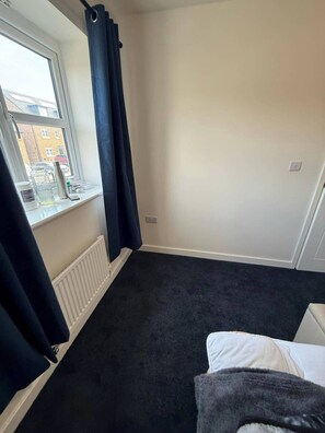 House | Interior - Central 2 Bed Home - Parking, Ev Point, Garden (Huddersfield)