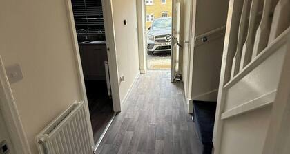 Central 2 Bed Home - Parking, Ev Point, Garden