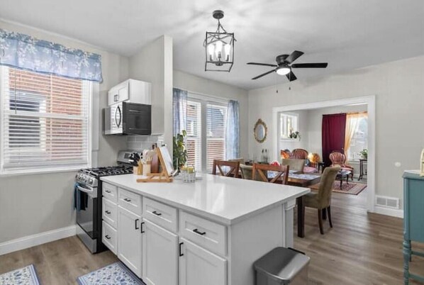 Réfrigérateur, micro-ondes, four, plaque de cuisson